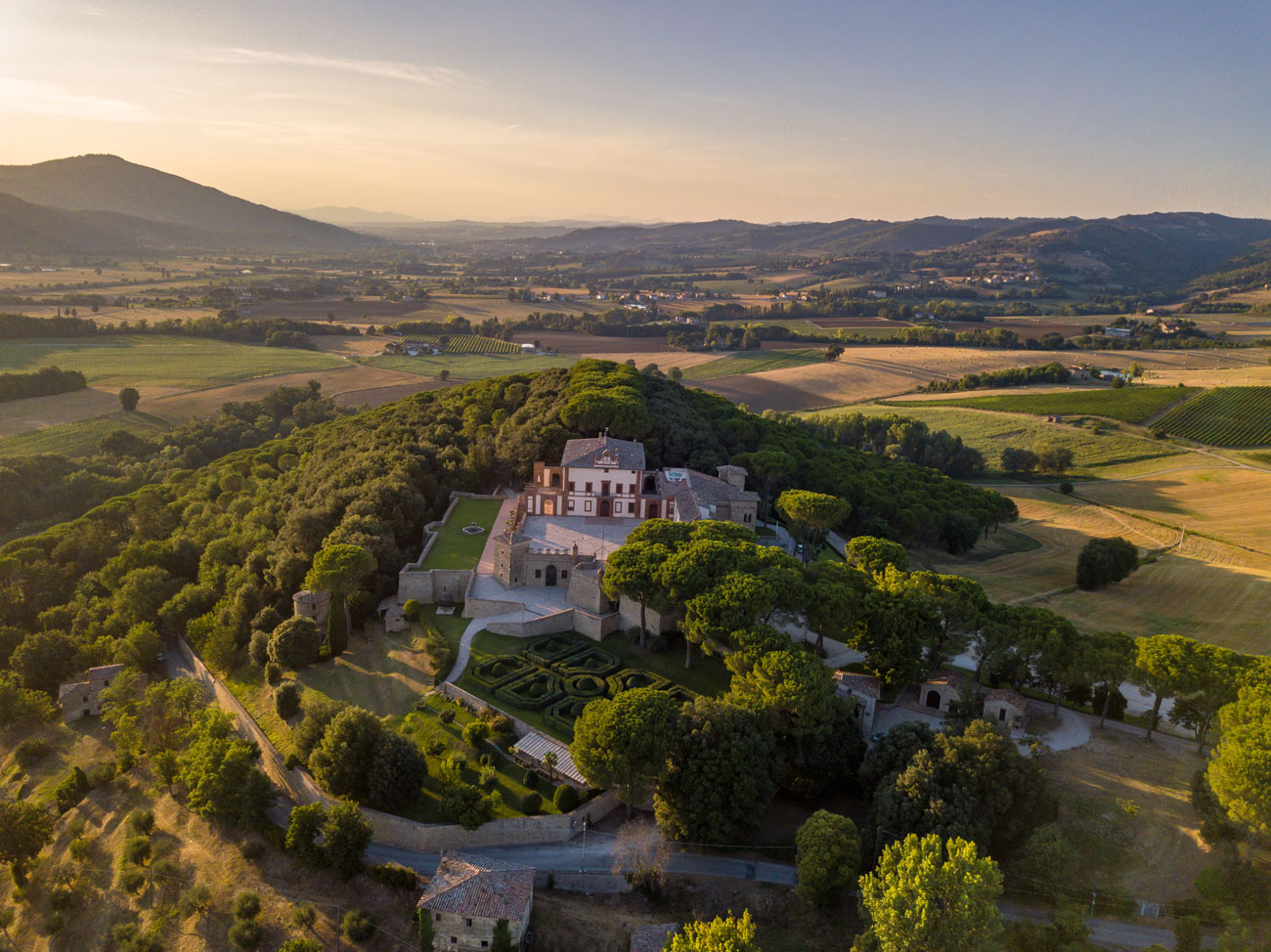 luxury castle wedding wedding-venues-in-italy - catalog pdf download free - Top Destination wedding venue in Italy - Dream On wedding planner in umbria
