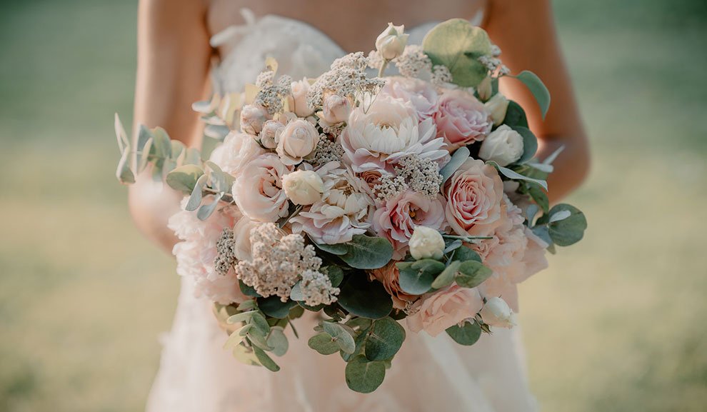 Pink bride bouquet - Romantic and natural wedding theme - italian marriage agency
