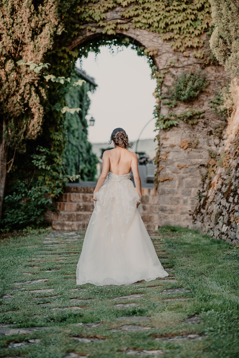 Bride in the garden -Umbria wedding - how to plan a wedding in italy - Dream on wedding planner Italy