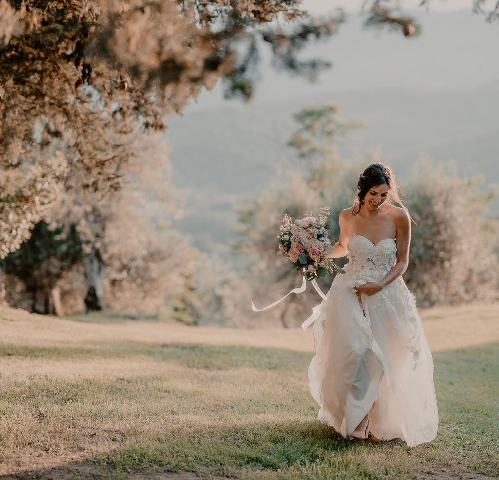 Beautiful bride in the garden villa - Romantic and natural wedding theme - italian marriage agency - Dream on wedding planner and design in Italy - Umbria - Perugia