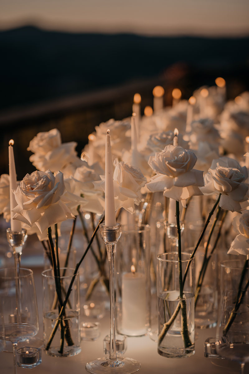 white flowers at sunset - greenery wedding details - marriage in italy - Dream on wedding planner in Umbria
