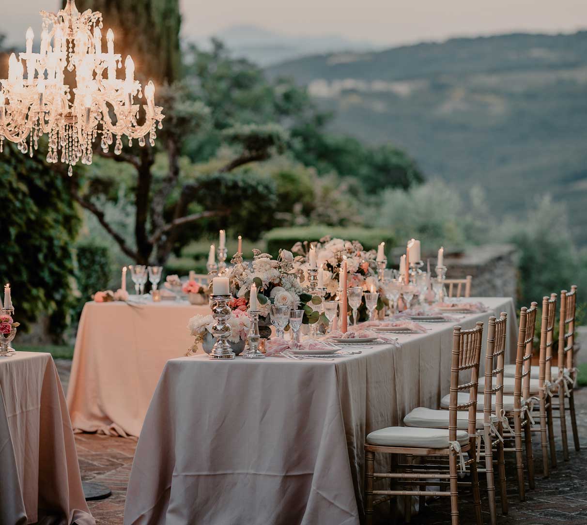 Panorama wedding table - al fresco wedding dinner in Umbria