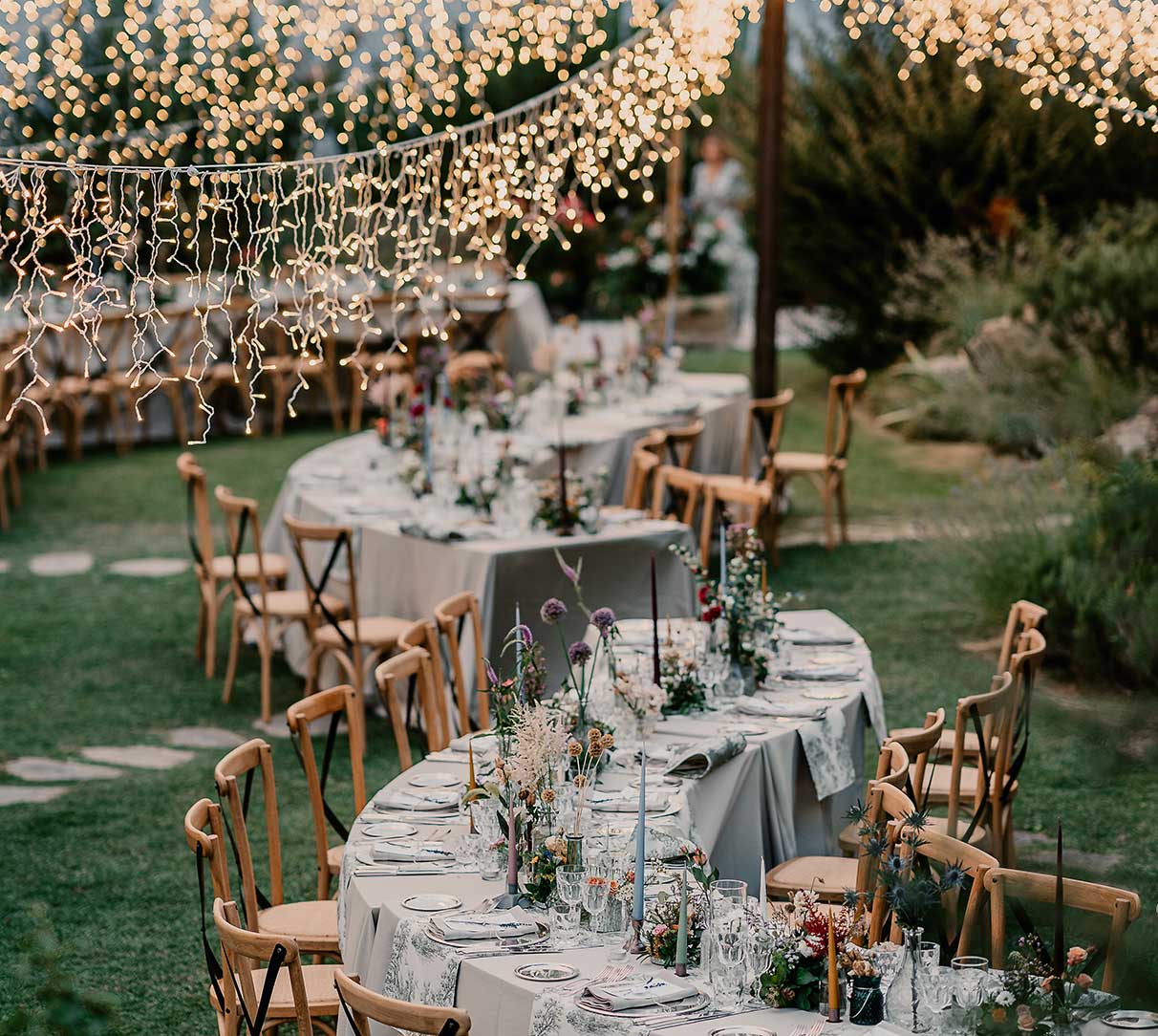 table setting - unconventional wedding table - al fresco wedding dinner in Umbria - wedding coordinator in Italy - Dream on wedding planner Italy