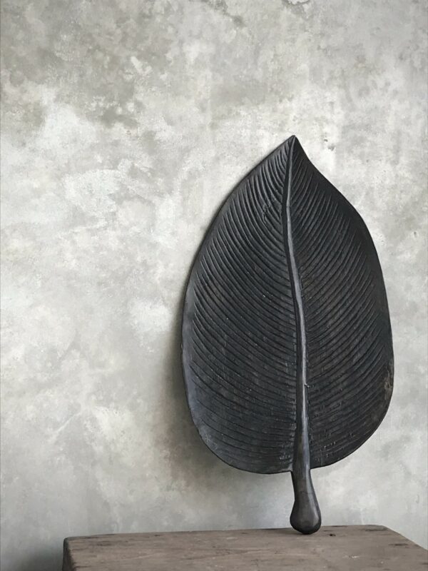 Decorazione PALM LEAF in legno nero antico, design elegante e stilizzato, W50 x D21 x H2,5 cm.