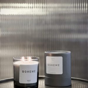 Candela profumata BOHEME con design elegante, cera naturale e stoppino in cotone.