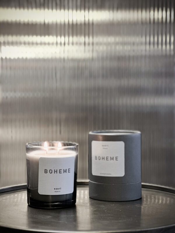 Candela profumata BOHEME con design elegante, cera naturale e stoppino in cotone.