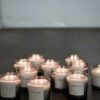 Vista completa della candela profumata AMOUR, ideale per decorazioni raffinate.
